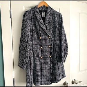 Gorgeous black and white houndstooth top coat with pearl button detail.